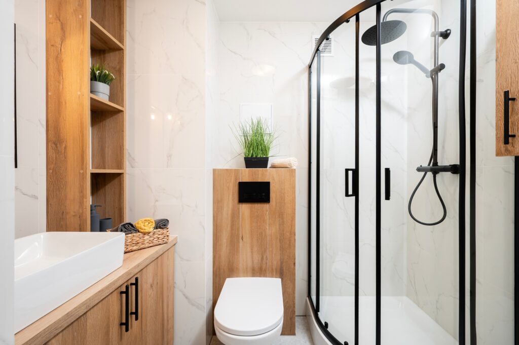 Jakie kolory do małej łazienki - biel, szarości i naturalne barwy oraz materiały drewniane