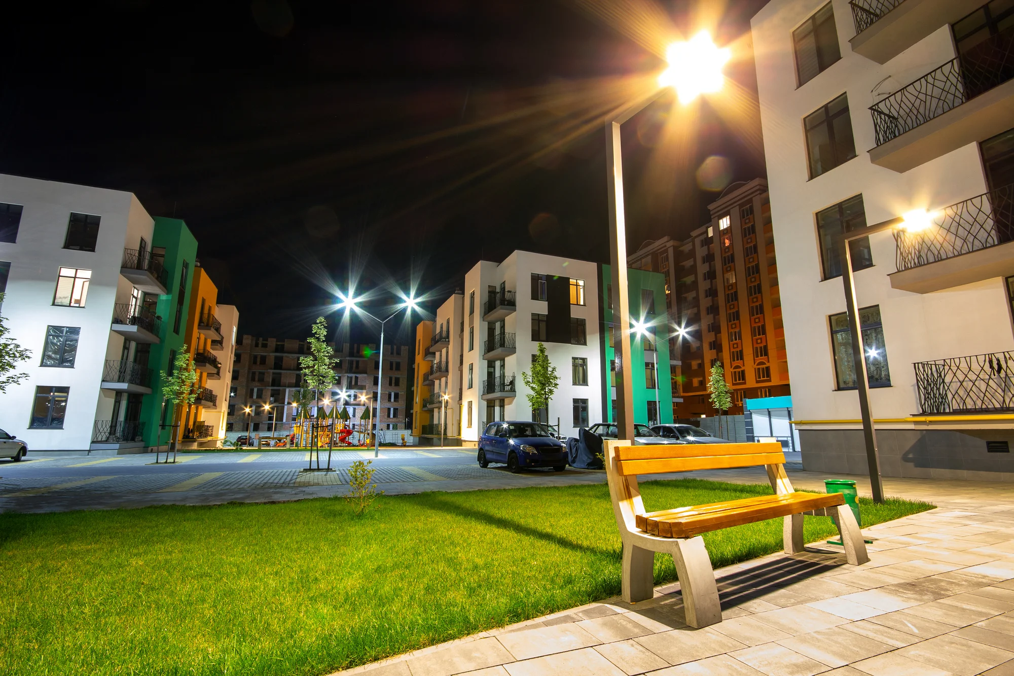 Oświetlenie osiedli: Jak tworzyć bezpieczne i przyjazne przestrzenie po zmroku?