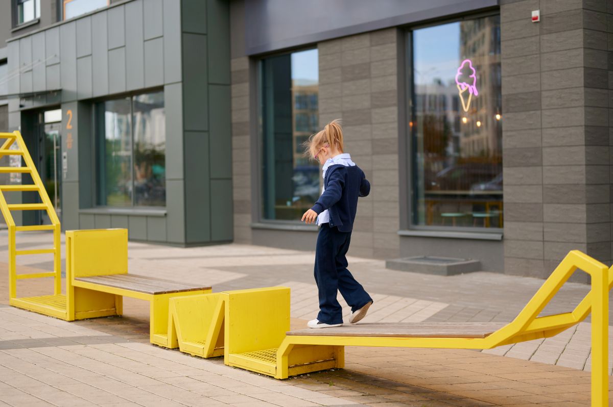 dziecko na podwórku